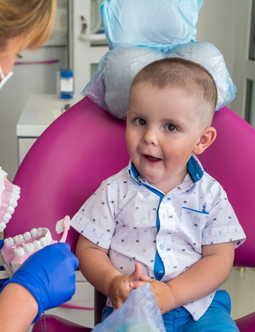 Enfant qui se fait consulter chez le dentiste