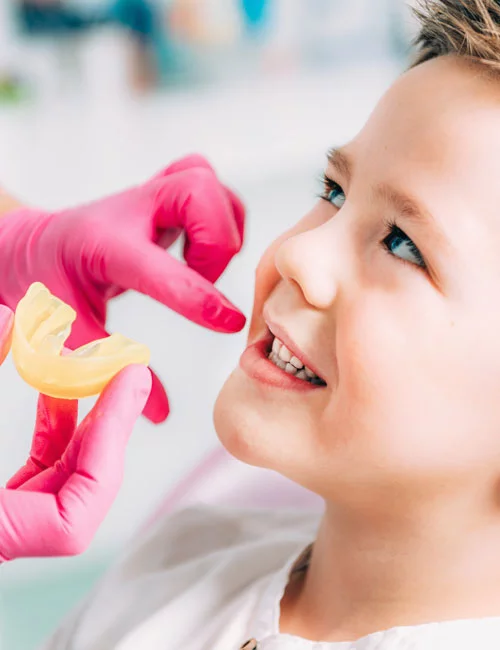 Rééducation fonctionnelle de la mâchoire d'un enfant