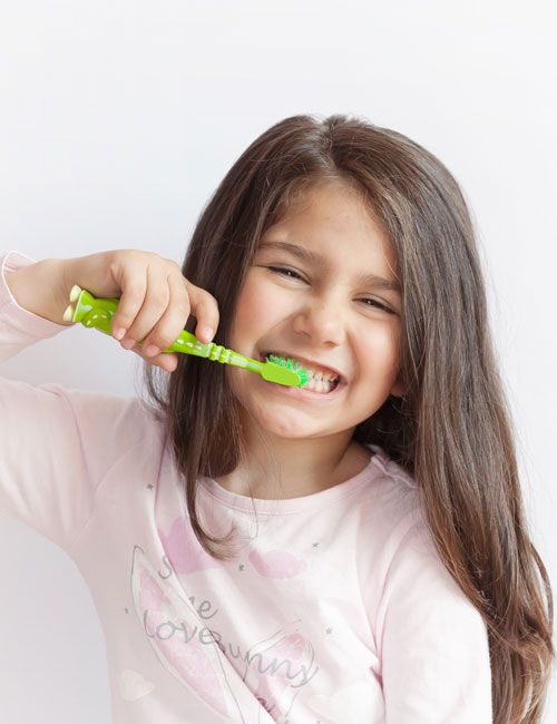 Enfant qui se brosse les dents